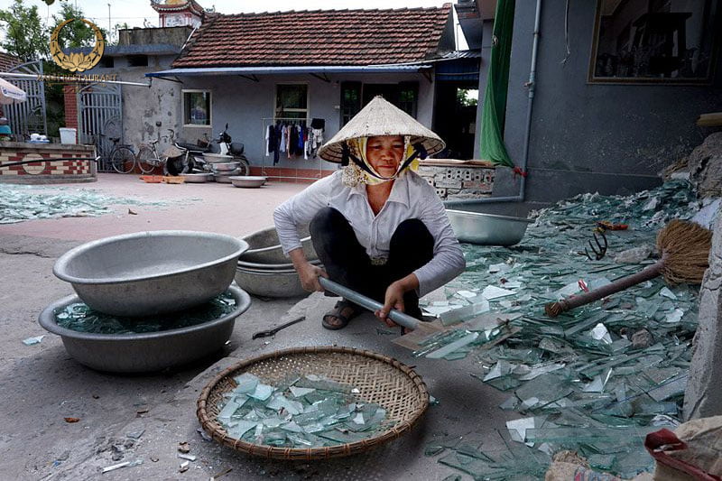 Cốc vại có giá thành rẻ vì nó được làm thủ công từ thuỷ tinh tái chế