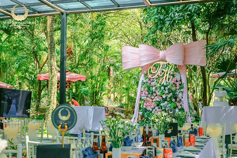 Tiệc cưới ngoài trời tại Đà Lạt thu nhỏ giữa lòng Hà Nội Tiệc cưới ngoài trời tại Đà Lạt thu nhỏ giữa lòng Hà Nội